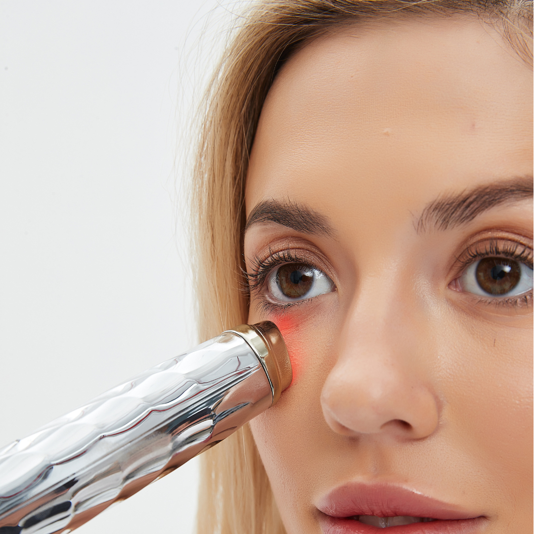 Perfeccionador del contorno de ojos con oro de 24 quilates: RF, EMS y terapia de luz roja