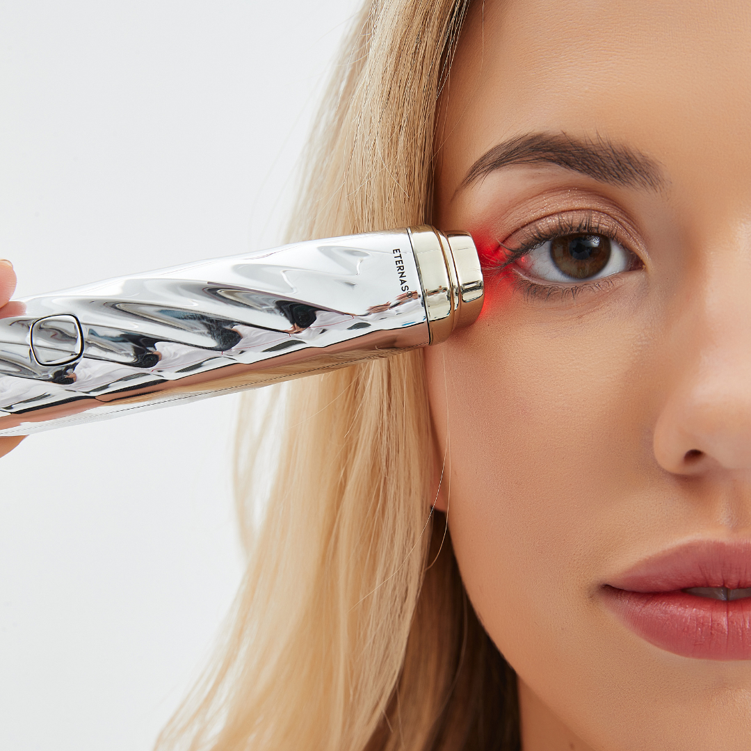 Perfeccionador del contorno de ojos con oro de 24 quilates: RF, EMS y terapia de luz roja